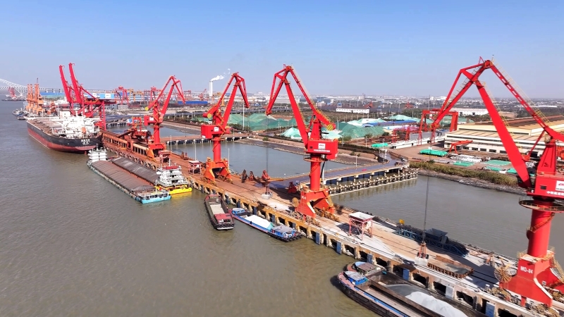 泰兴港务公司:开港五年吞吐量累计近亿吨