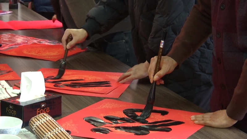 书法家送福迎春 墨香情暖浩堡村