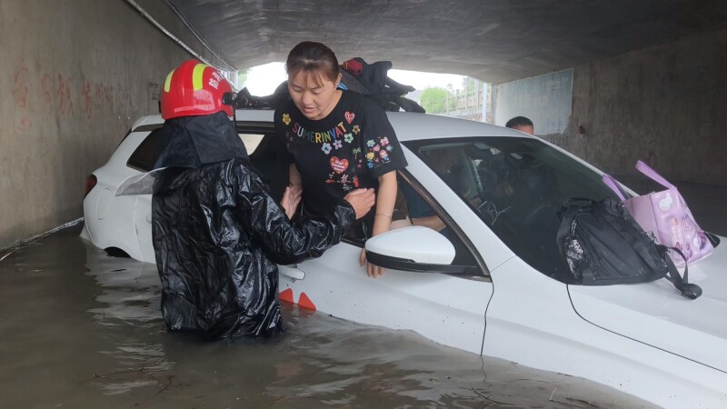 桥洞积水严重 消防紧急救援被困群众