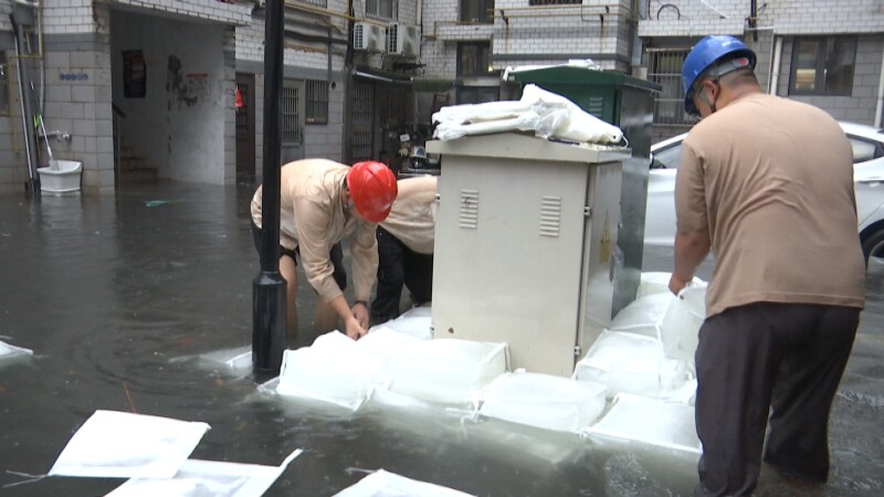 风雨坚守 电力部门全力保障电网运行