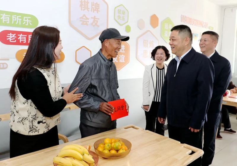 劉文榮、牛世杰帶隊開展“敬老月”走訪慰問活動