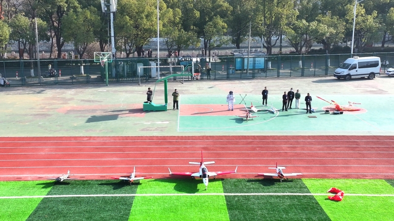 鼓楼小学鼓楼分校:无人机表演点亮蓝天梦